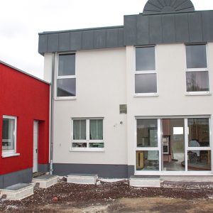 galerie_haus-creme_roter-kubus_800x800