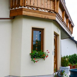 galerie_haus_holzelemente_gelber-putz_800x800