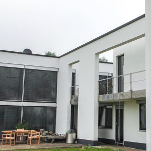 galerie_modernes-haus_innenhof-mit-balkon_800x800