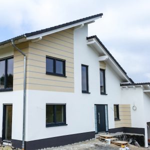 galerie_modernes-haus_mit-putz-in-holzoptik_800x800
