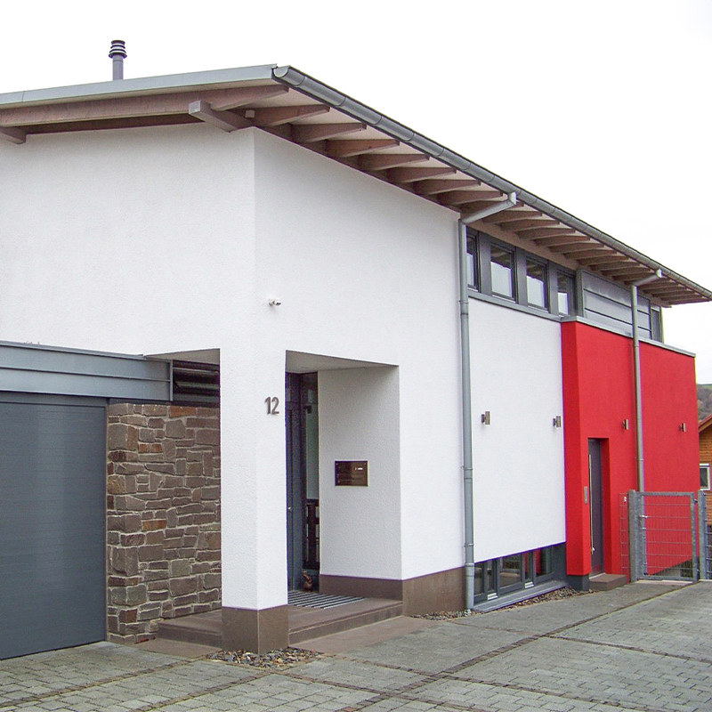 Modernes Gebäude mit Natursteine und Farbakzenten