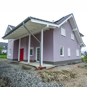 lila-haus-mit-dachueberstand_450