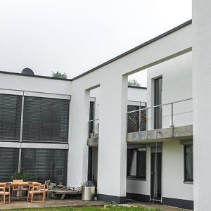 modernes-haus_innenhof-mit-balkon_450